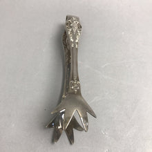 Load image into Gallery viewer, Wallace Baroque Silverplate Large ice Serving Tongs (7")
