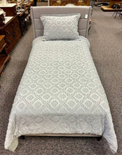Load image into Gallery viewer, Blue/Gray Twin Bedspread &amp; Sham
