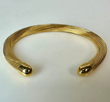 Load image into Gallery viewer, Vintage Goldtone Flexible Twisted Cable Cuff Bracelet (7" Inside Circumference)

