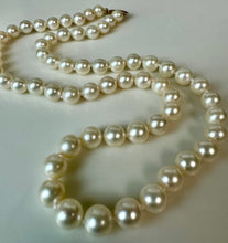 Load image into Gallery viewer, 14K Gold Clasp 17.5" Strand Pearl Necklace (26.1g)
