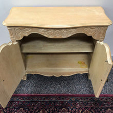 Load image into Gallery viewer, Drexel Blond Entry Cabinet / Sideboard (31x36x15)
