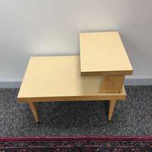 Load image into Gallery viewer, End Table (24x18x28)
