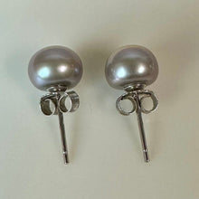 Load image into Gallery viewer, Gray Freshwater Pearl Stud Earrings
