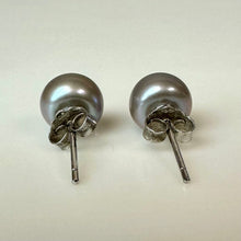 Load image into Gallery viewer, Gray Freshwater Pearl Stud Earrings
