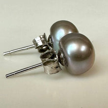 Load image into Gallery viewer, Gray Freshwater Pearl Stud Earrings
