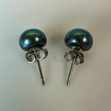 Load image into Gallery viewer, Dark Gray Freshwater Pearl Stud Earrings
