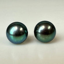 Load image into Gallery viewer, Dark Gray Freshwater Pearl Stud Earrings
