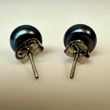 Load image into Gallery viewer, Dark Gray Freshwater Pearl Stud Earrings
