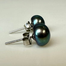 Load image into Gallery viewer, Dark Gray Freshwater Pearl Stud Earrings
