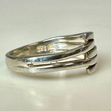 Load image into Gallery viewer, Vintage Sterling Interlocking Wrap Ring sz 9

