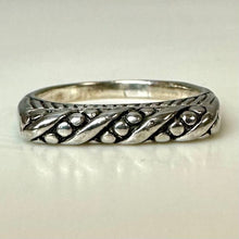 Load image into Gallery viewer, Vintage Sterling Etched Design Signet Ring sz 6.75
