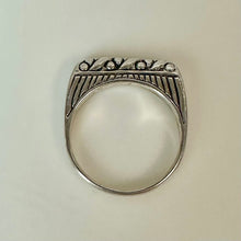 Load image into Gallery viewer, Vintage Sterling Etched Design Signet Ring sz 6.75

