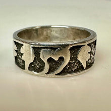 Load image into Gallery viewer, Vintage Sterling Stylized Hearts Etched Band Ring sz 5.5
