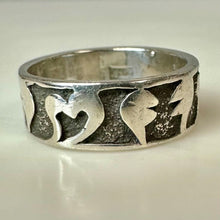 Load image into Gallery viewer, Vintage Sterling Stylized Hearts Etched Band Ring sz 5.5
