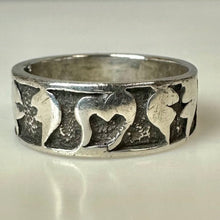 Load image into Gallery viewer, Vintage Sterling Stylized Hearts Etched Band Ring sz 5.5

