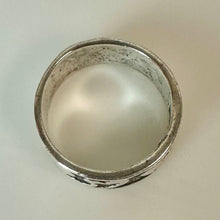 Load image into Gallery viewer, Vintage Sterling Stylized Hearts Etched Band Ring sz 5.5
