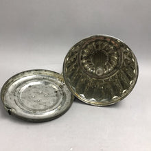 Load image into Gallery viewer, Antique Tin Steamed Pudding Mold with Locking Lid Fluted Cake or Jello (5X4)
