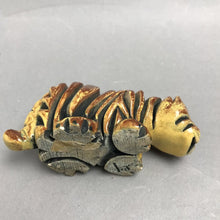 Load image into Gallery viewer, Vintage Artesania Rinconada Clay Tiger Figurine (4")
