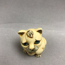 Load image into Gallery viewer, Pot Belly Mouser Cat Figurine 2001 Resin Cat With Mouse (2")
