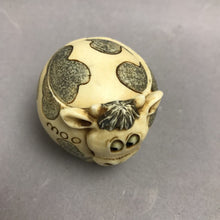 Load image into Gallery viewer, Harmony Kingdom Pot Belly "Heffie" Farmyard Times Cow (2")
