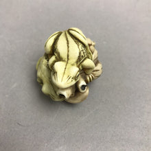 Load image into Gallery viewer, Harmony Kingdom Lover's Leap 2000, Frogs Trinket Box (2")
