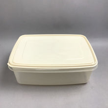 Load image into Gallery viewer, Rubbermaid 33 Cup Servin Saver Covered Container (14x10x5)

