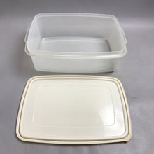 Load image into Gallery viewer, Rubbermaid 33 Cup Servin Saver Covered Container (14x10x5)
