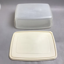 Load image into Gallery viewer, Rubbermaid 33 Cup Servin Saver Covered Container (14x10x5)
