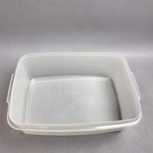 Load image into Gallery viewer, Rubbermaid 33 Cup Servin Saver Covered Container (14x10x5)
