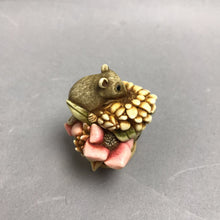 Load image into Gallery viewer, Harmony Kingdom Field Day Mouse Flower Figurine Trinket Box (2")

