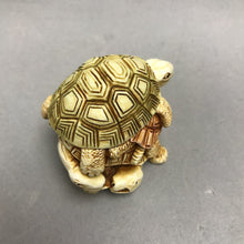 Load image into Gallery viewer, Vintage 1993 Harmony Kingdom Shell Game Stacked Turtles Trinket Box (2")

