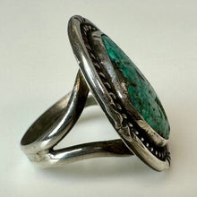 Load image into Gallery viewer, Vintage Sterling Rope Setting Turquoise Ring sz 7.5
