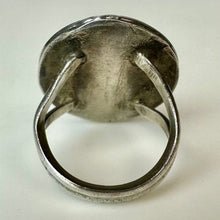 Load image into Gallery viewer, Vintage Sterling Rope Setting Turquoise Ring sz 7.5
