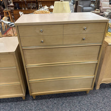 Load image into Gallery viewer, Kroehler Dresser 4 Drawer AS IS (42x35x19)

