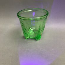 Load image into Gallery viewer, 1930s Antique Uranium/Depression Glass/Vaseline Glass Measuring Cup 2C/16oz
