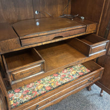 Load image into Gallery viewer, Armoire (85x59x26)
