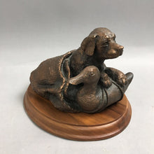 Load image into Gallery viewer, Vintage Labrador &amp; Duck Resin Sculpture on a Wooden Base (8x5)
