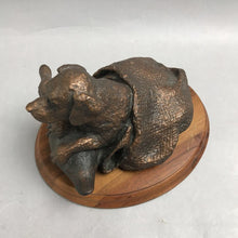 Load image into Gallery viewer, Vintage Labrador &amp; Duck Resin Sculpture on a Wooden Base (8x5)
