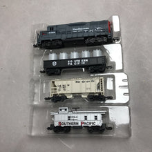 Load image into Gallery viewer, Vintage Reader's Digest Southern Pacific Miniature Train Cars Set of 5 (4x1.5)
