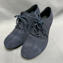 Load image into Gallery viewer, Clarks Bendables Navy Suede Oxford Heels sz 7.5 NWOB
