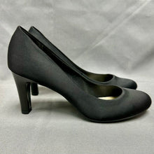 Load image into Gallery viewer, Bandolino B Flexible Black Fabric Patent Detail Heels sz 7.5 NWOB
