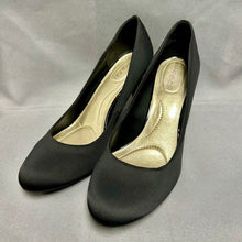 Load image into Gallery viewer, Bandolino B Flexible Black Fabric Patent Detail Heels sz 7.5 NWOB
