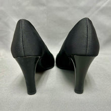 Load image into Gallery viewer, Bandolino B Flexible Black Fabric Patent Detail Heels sz 7.5 NWOB
