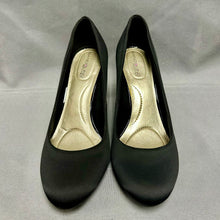 Load image into Gallery viewer, Bandolino B Flexible Black Fabric Patent Detail Heels sz 7.5 NWOB
