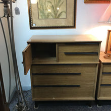 Load image into Gallery viewer, Kroehler Dresser (43x38x19)
