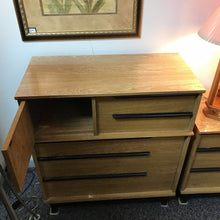 Load image into Gallery viewer, Kroehler Dresser (43x38x19)
