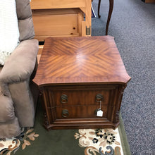 Load image into Gallery viewer, Weimar End Table (21x26x27)
