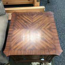Load image into Gallery viewer, Weimar End Table (21x26x27)
