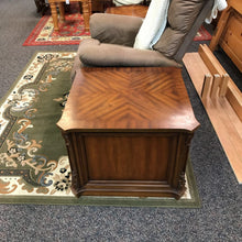 Load image into Gallery viewer, Weimar End Table (21x26x27)
