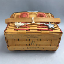 Load image into Gallery viewer, Longaberger Collector Club 2001 Whistle Stop Basket w/Protector and Star Liner w/Lid (8x10x6)
